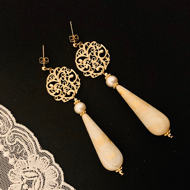 透かしパーツピアス